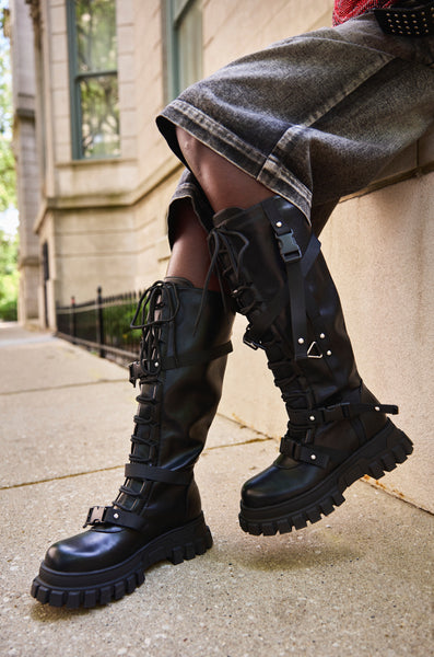 アキラ AZALEA WANG ALBERTO WHITE AND BLACK GLADIATOR SPORTY BOOT – AKIRA