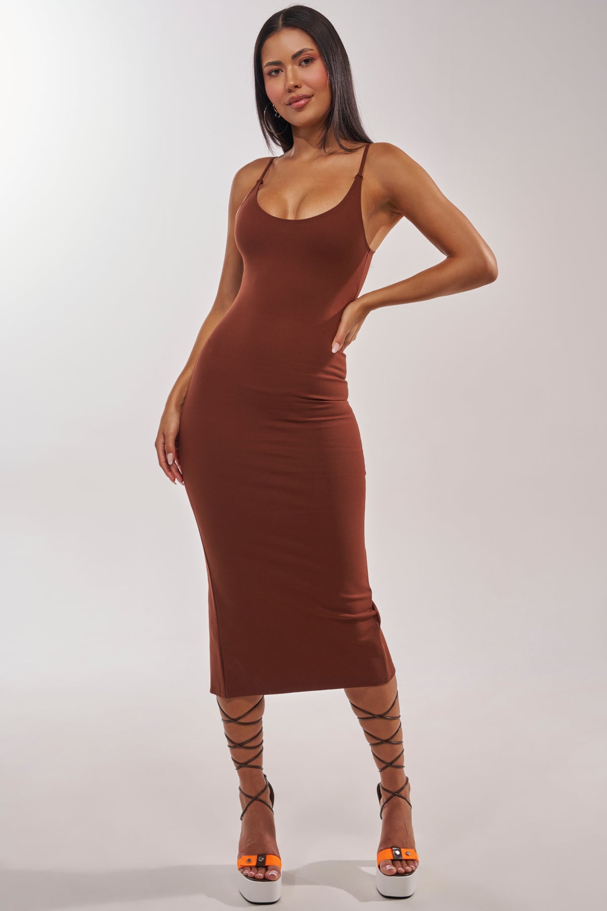 brown midi dress bodycon AKIRA Reyna | A cutout at the NA-03.02.26AM Strapless Draped Maxi Dress Tamanhos:M