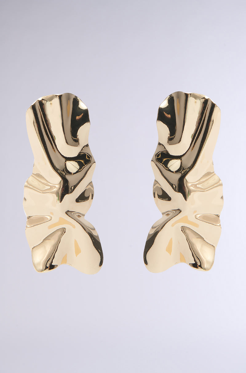 Two ITS ORGANIC EARRING pieces in faux gold feature an abstract, crumpled metallic finish against a plain gray background, offering a polished yet fluid appearance. 0