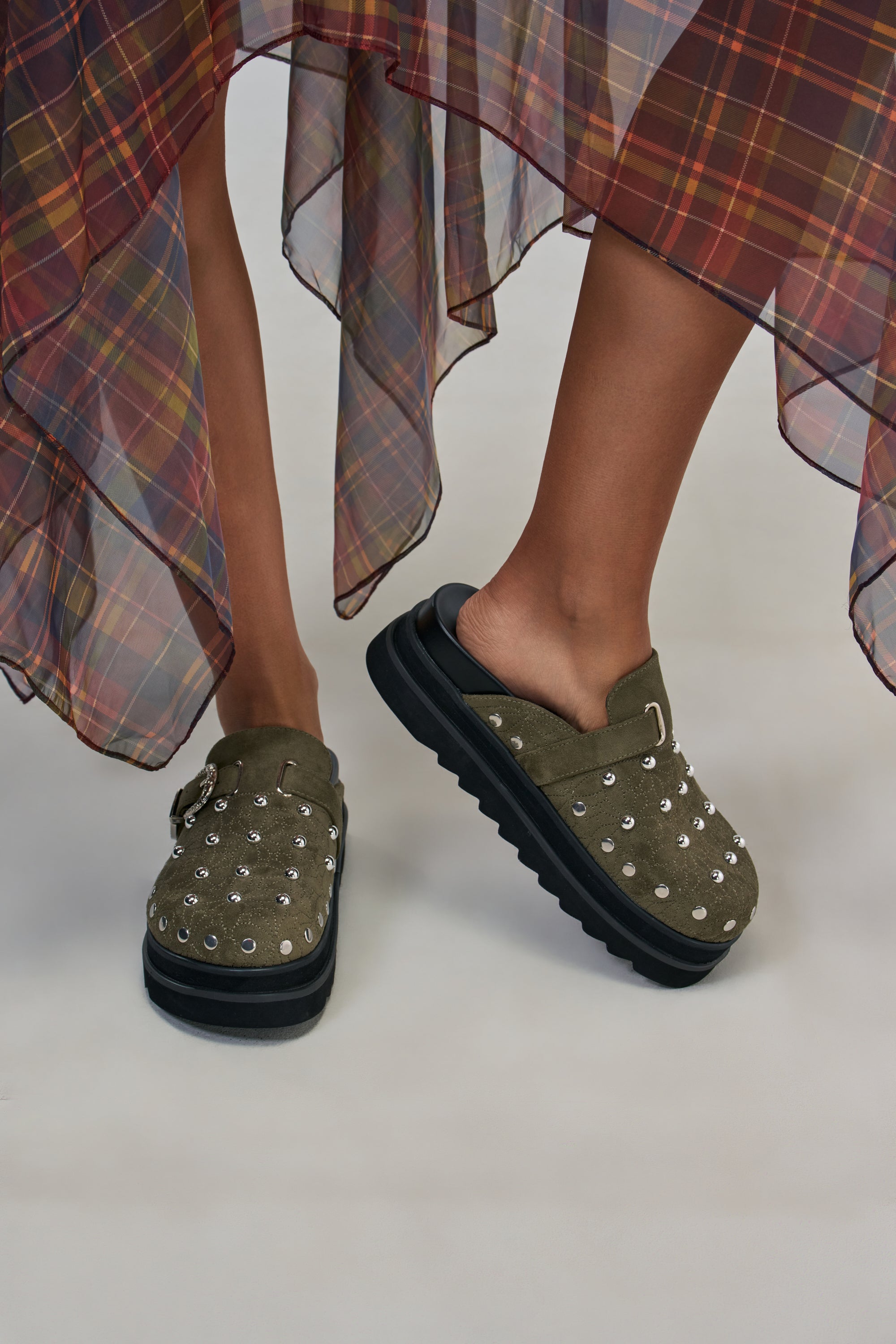 Triple fortune 猫足　クラウン ミュール Embellished Faux Suede Flatform Clog Mule | AKIRA