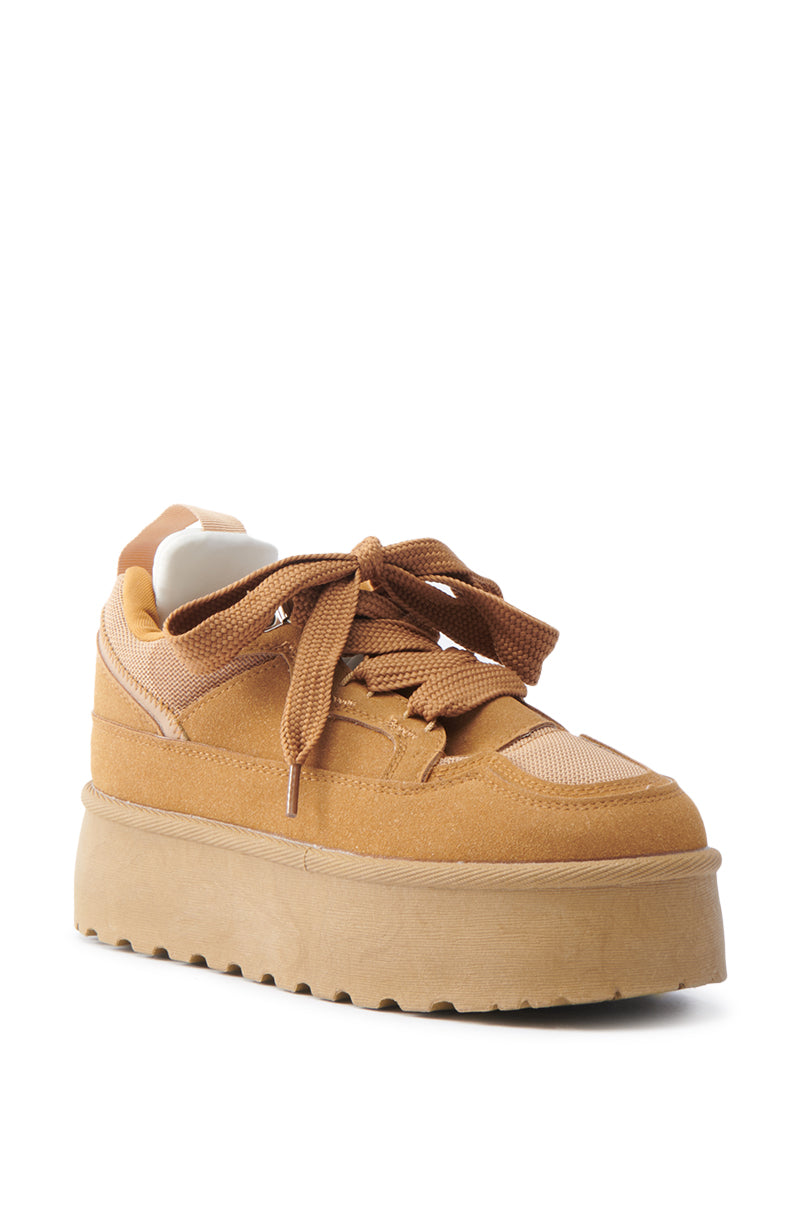The POPULARITY CHESTNUT FLATFORM SNEAKER is a single tan platform sneaker with a suede upper, chunky laces, and a thick sole. It blends smooth and mesh fabric accents in chestnut, highlighting its modern and stylish design.