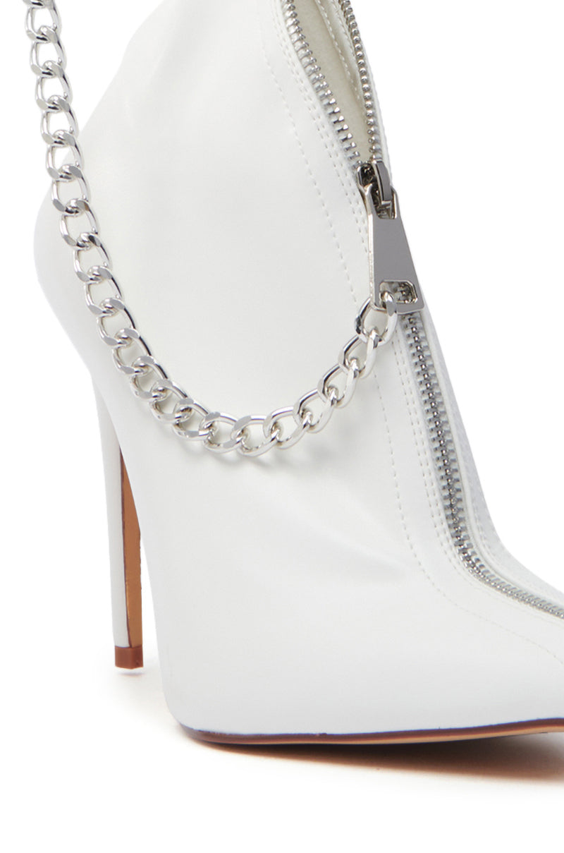 Close-up of the AZALEA WANG SAGITTA WHITE STILETTO PUMP in faux leather with a pointed toe, featuring a silver zipper and metallic chain hardware against a plain background.
