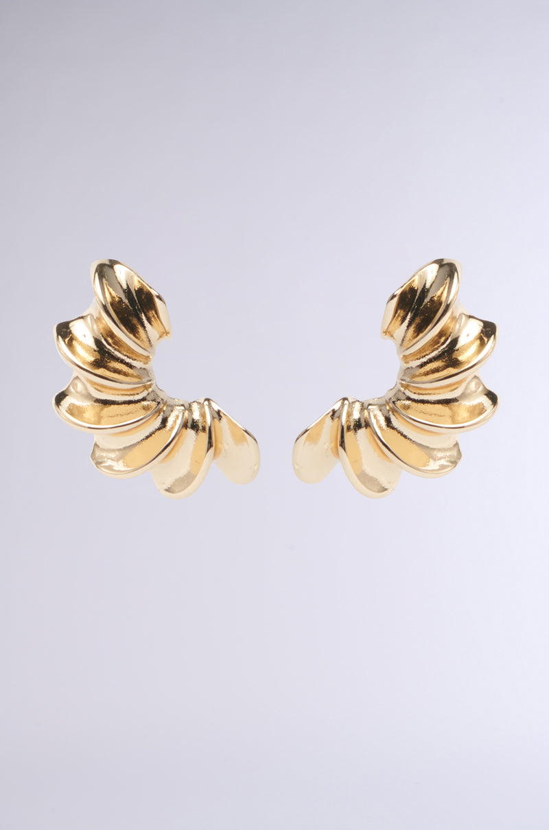 The BELLA NOCHE GOLD EARRING boasts a chunky, spiral, fan-like design, set against a plain gray background. 0
