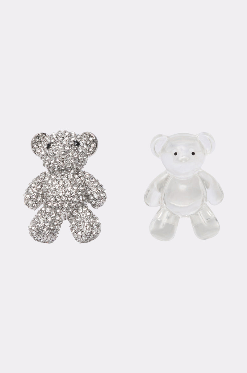 The SO CUDDLY RING SET features two small teddy bear rings: one sparkles like a rhinestone, while the other is made of transparent material. Perfect for adding a playful, charming touch to your style. 0