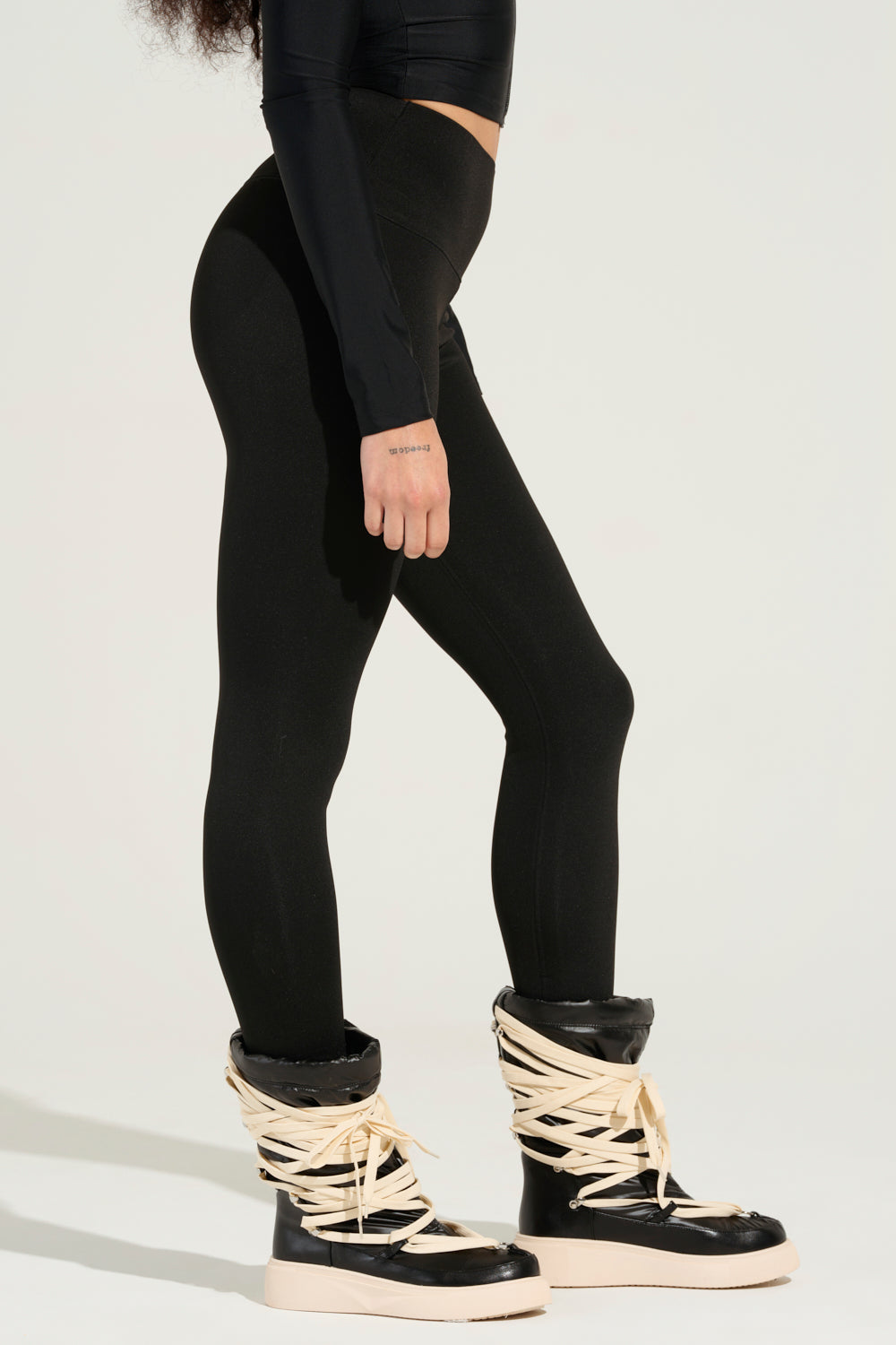 SNUGGLE FLEX FLEECE LEGGING IN BLACK – AKIRA