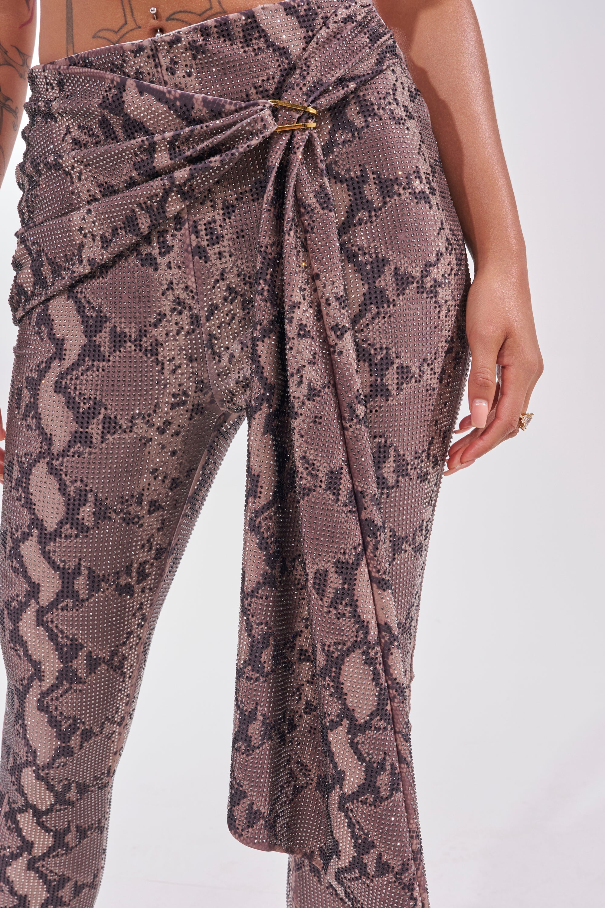 VENOM KISS RHINESTONE LEGGING – AKIRA VENOM KISS RHINESTONE LEGGING – AKIRA