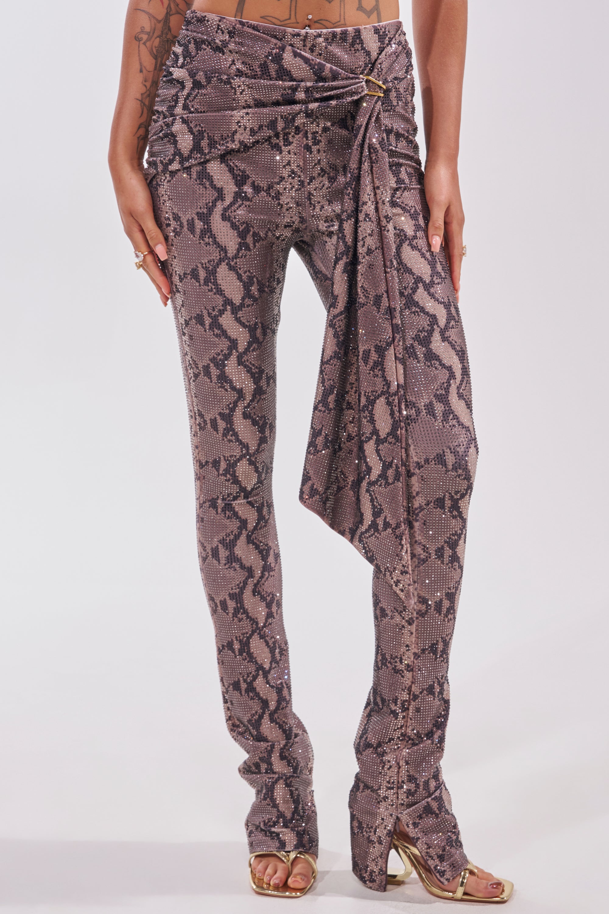 VENOM KISS RHINESTONE LEGGING – AKIRA VENOM KISS RHINESTONE LEGGING – AKIRA