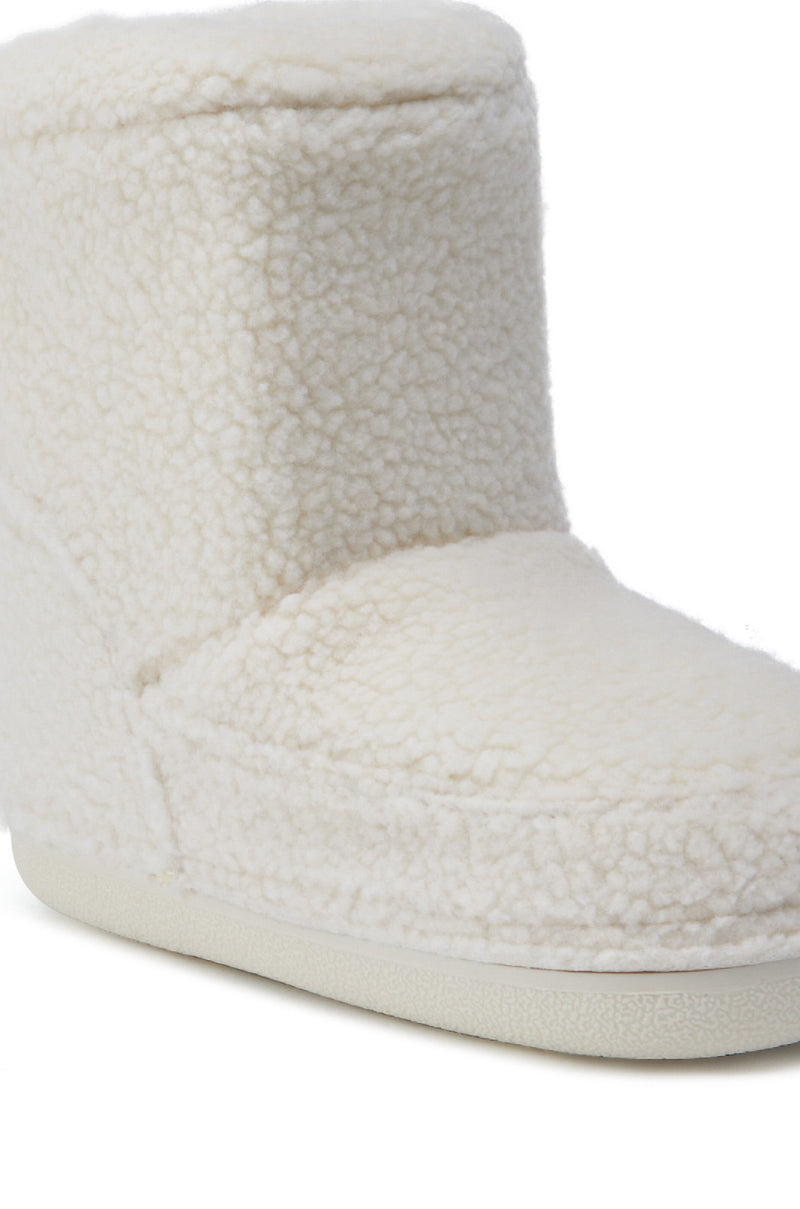 Introducing the AZALEA WANG SWEETING WHITE SHERPA BOOTIE: a cozy ankle-high boot featuring a plush, cream-colored faux sherpa exterior and a textured flatform sole, meticulously designed for warmth and comfort.