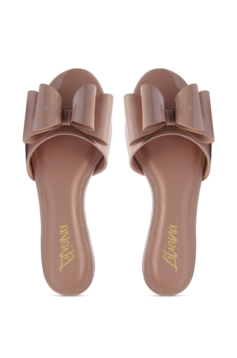 TIZZY NUDE BOW SLIP ON FLAT SANDAL – AKIRA