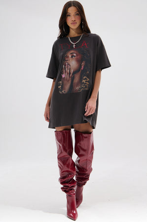 TYLA GRAPHIC T-SHIRT DRESS WITH DISTRESSING – AKIRA