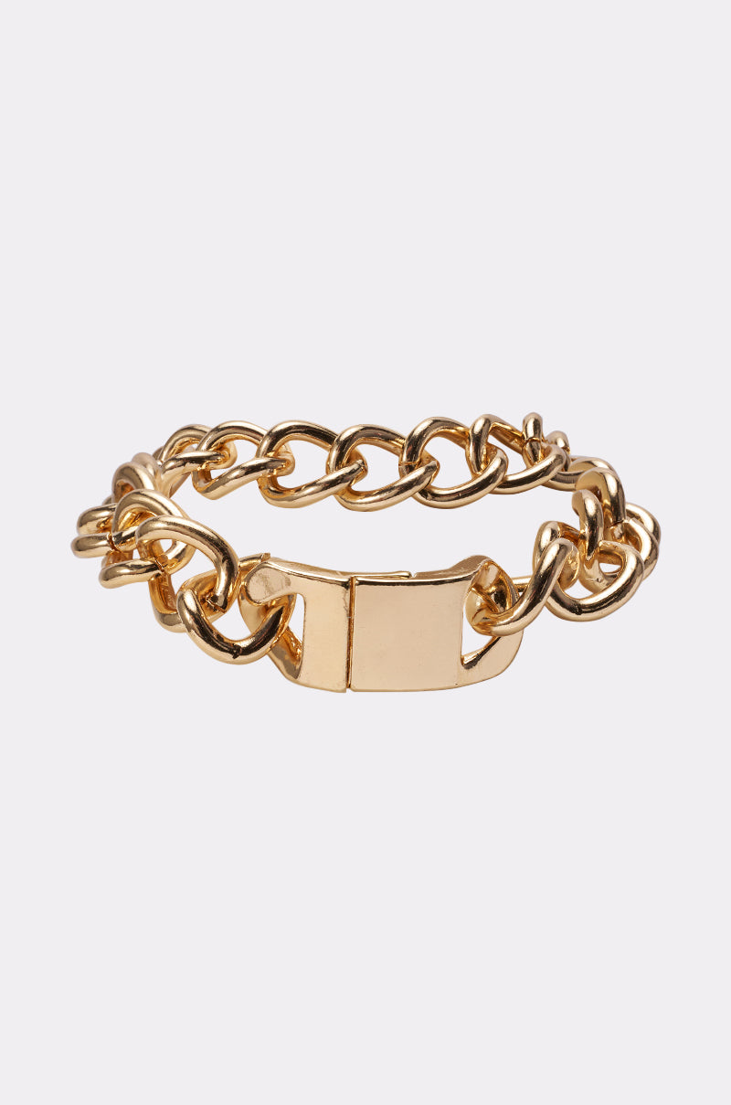 The ITS HEAVY NECKLACE IN GOLD features large interlocking links and a rectangular clasp, capturing bold streetwear vibes. Shown against a plain light background, it’s an ideal statement piece for standout looks. 0