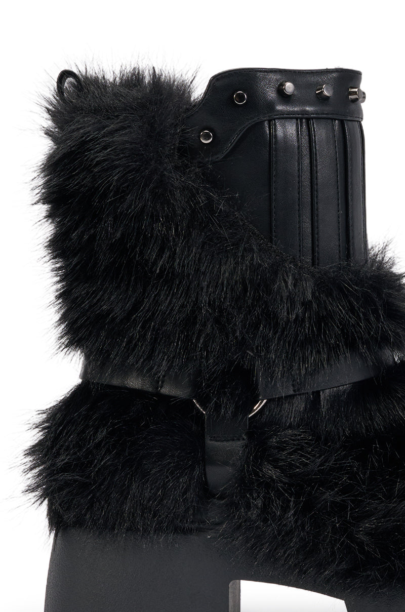 AZALEA WANG ZAYDEN BLACK FUR FLAT BOOTIE – AKIRA