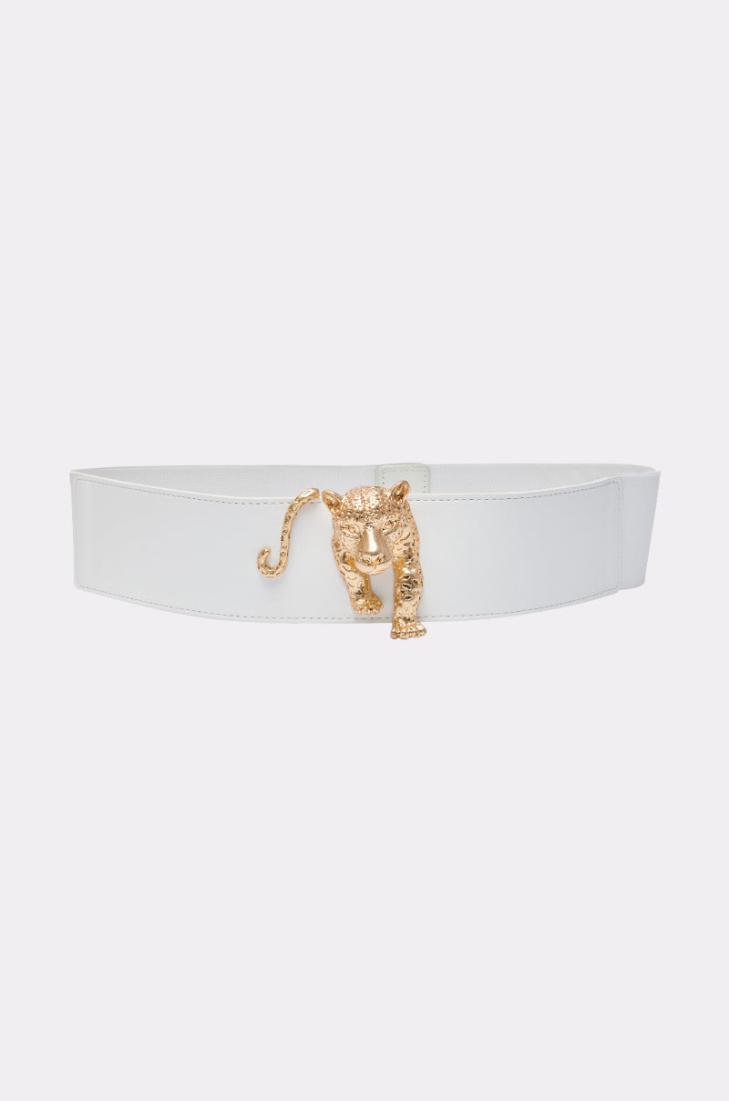 The NO BOUNDARIES PU STRETCH BELT IN WHITE is a wide faux leather belt with a gold buckle shaped like a prowling leopard, complete with an extended tail and paw. 3