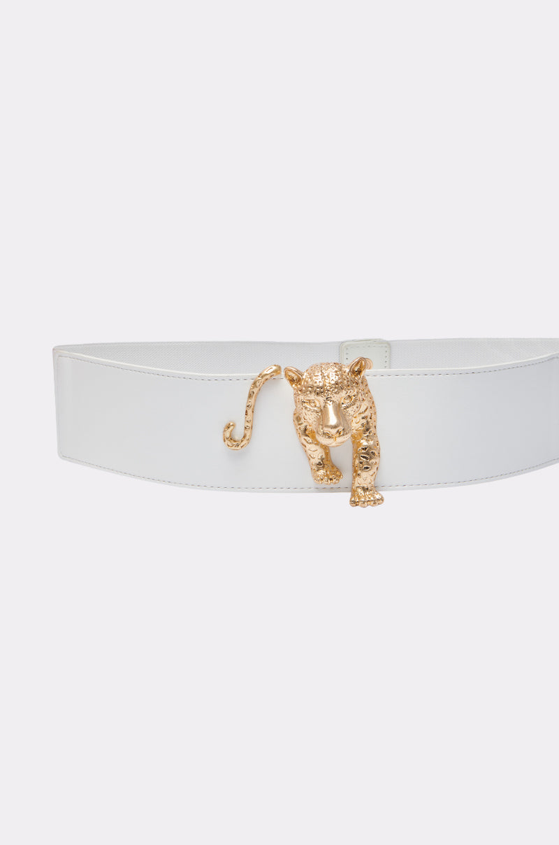 The NO BOUNDARIES PU STRETCH BELT IN WHITE features a wide white faux leather design with a gold leopard-shaped buckle, its paw and tail elegantly extending over the belt. 4