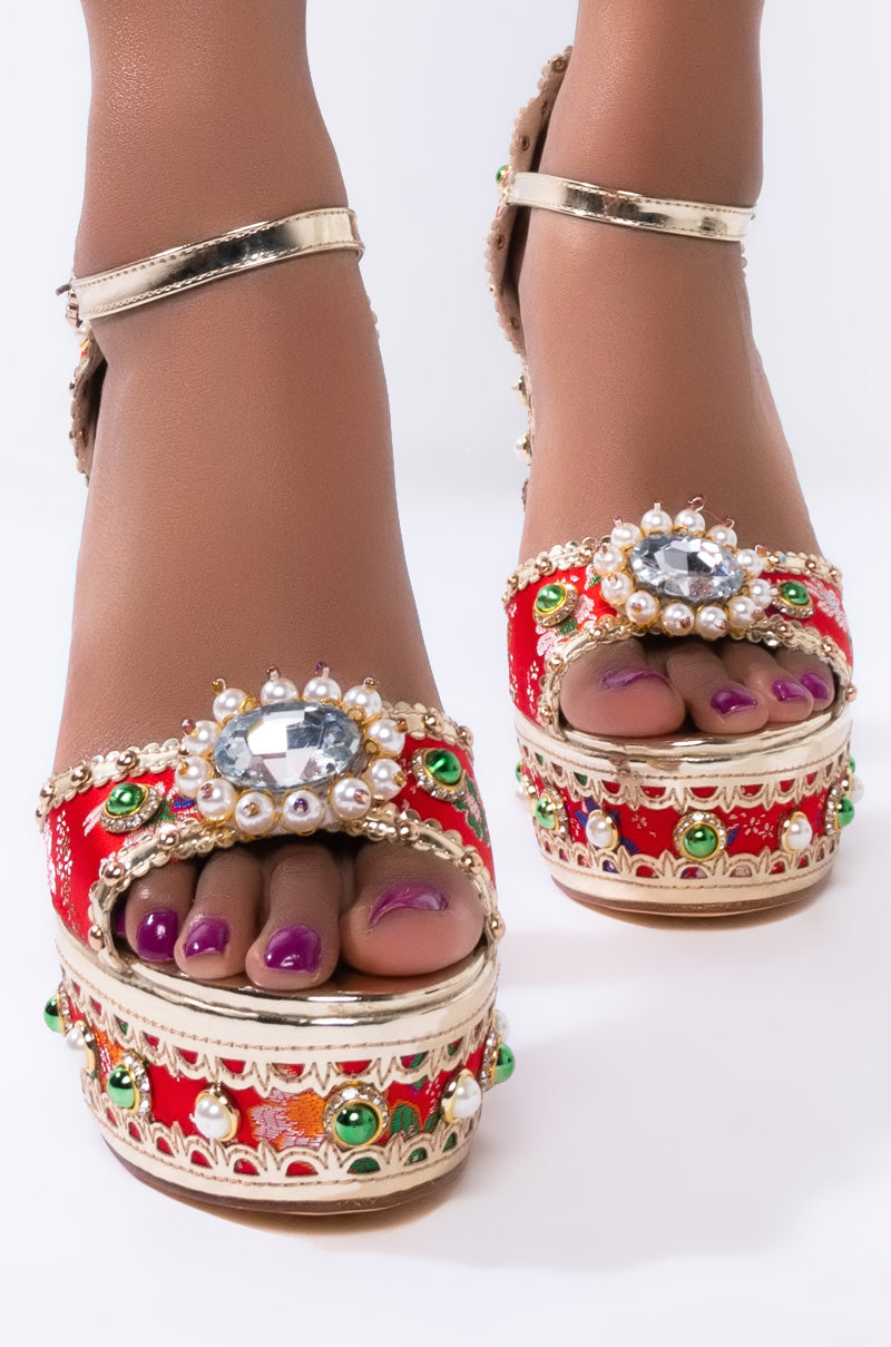 Side View Azalea Wang Aim For The Eyes Chunky Heel Sandal In Red in Red 5