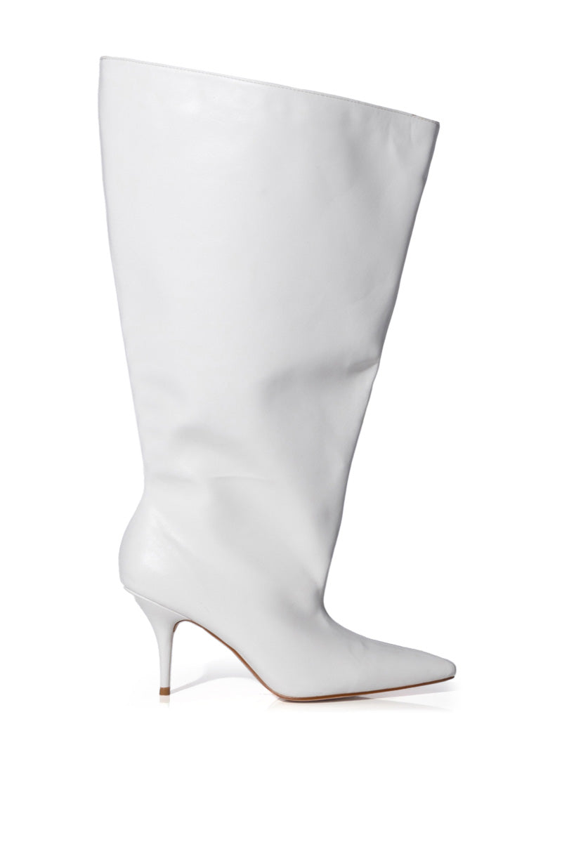 AZALEA WANG BRIGHTEN BUCKET BOOT IN CREAM – AKIRA