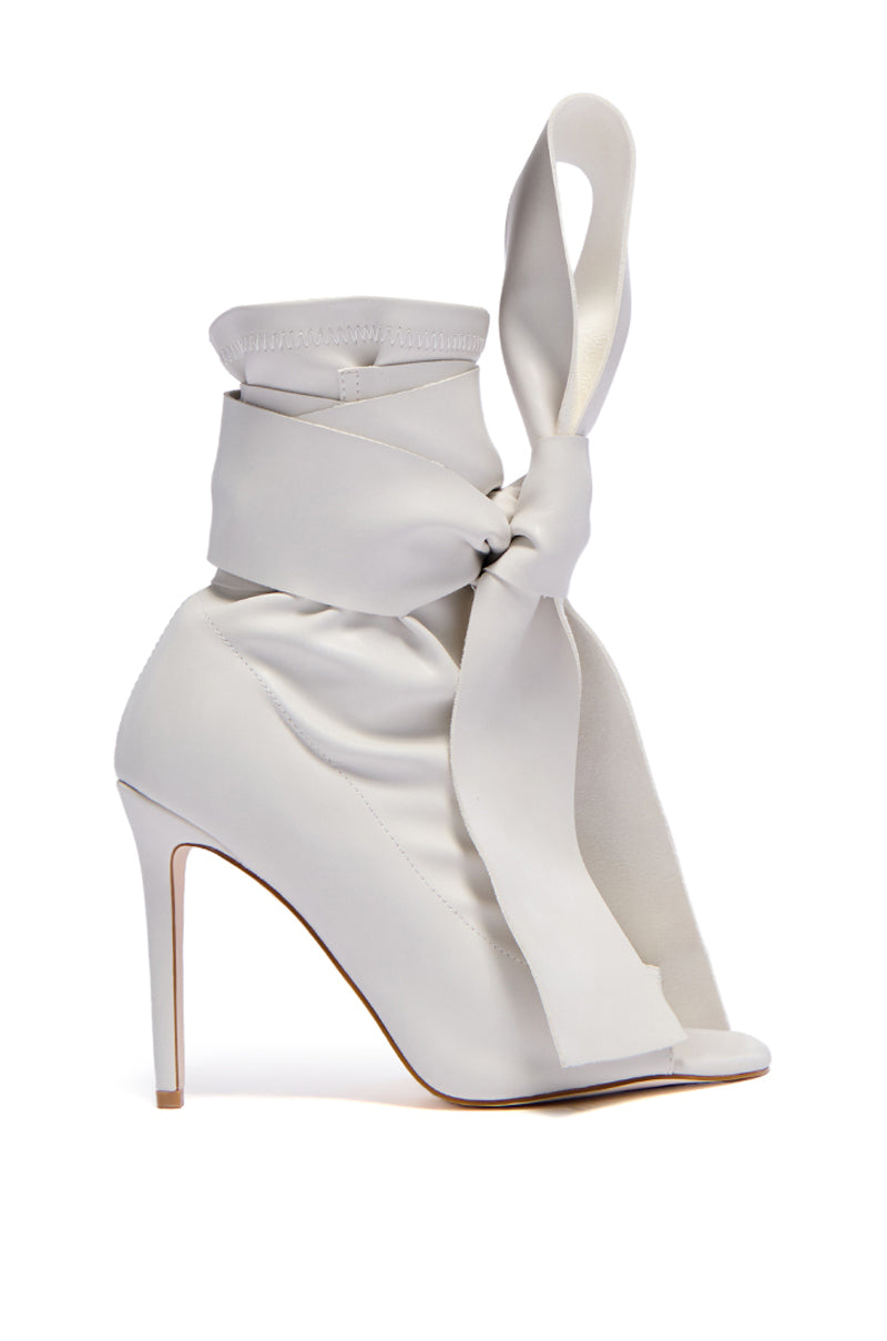 Side View Azalea Wang Klarice Bone Peep Toe