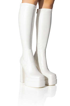 AZALEA WANG MAXINE STRETCH CHUNKY BOOT IN WHITE – AKIRA