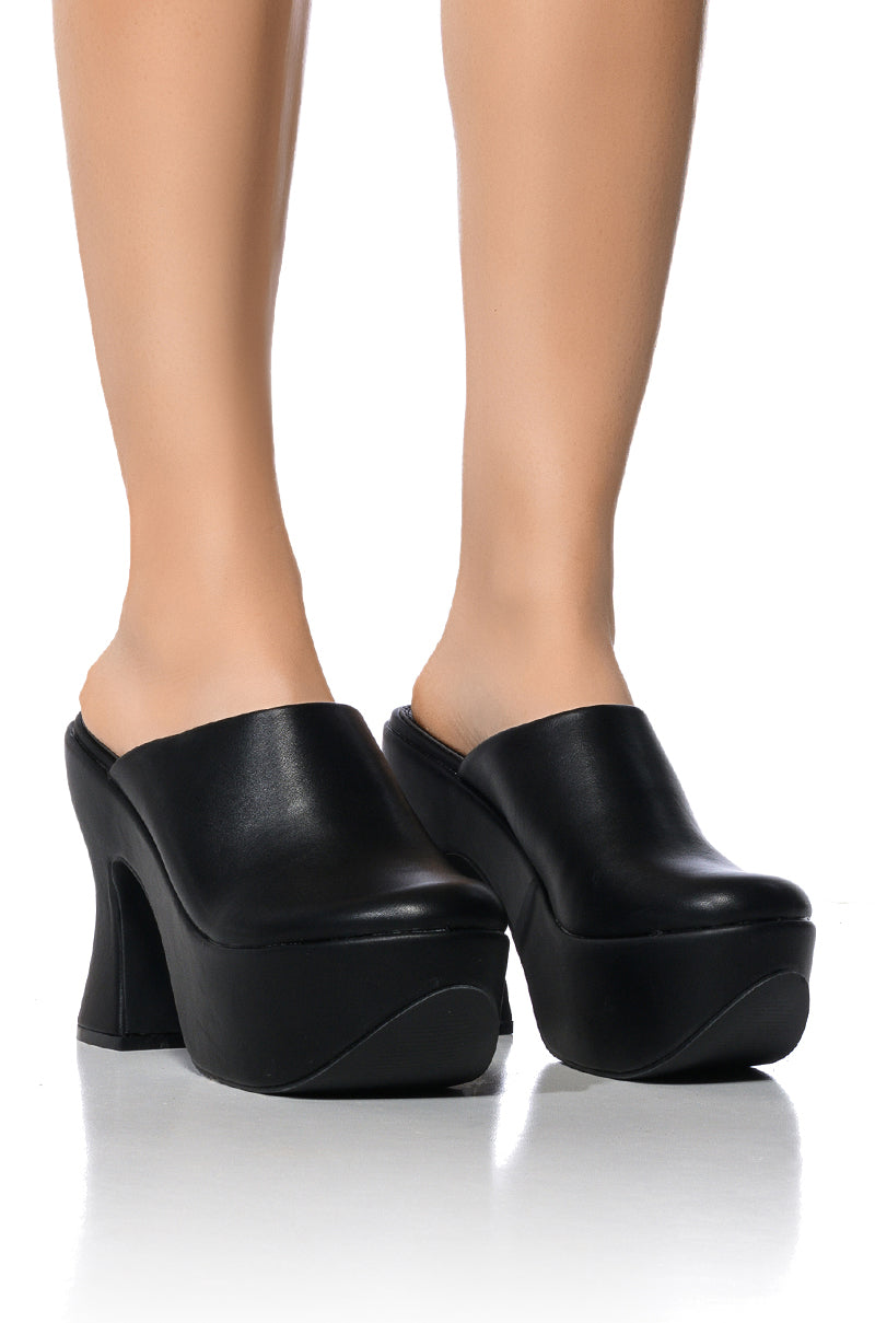 Front View Azalea Wang Minka Platform Chunky Mule In Black