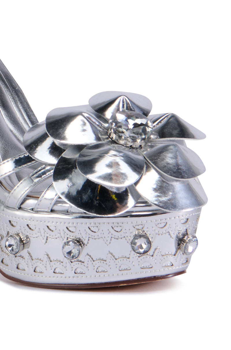 Full View Azalea Wang Pixley Silver Sandal