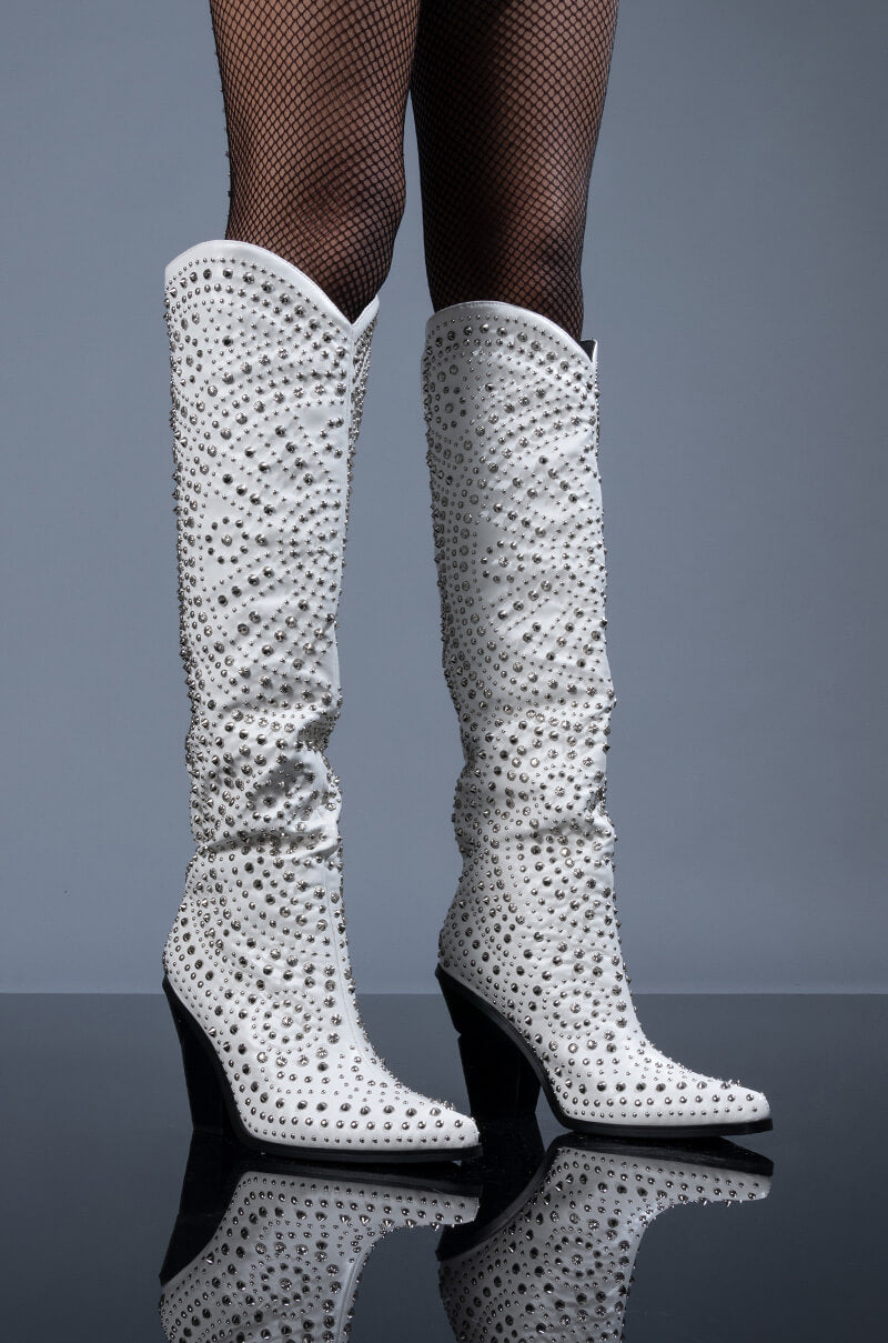 Front View Azalea Wang Way Out West Chunky Boot In White