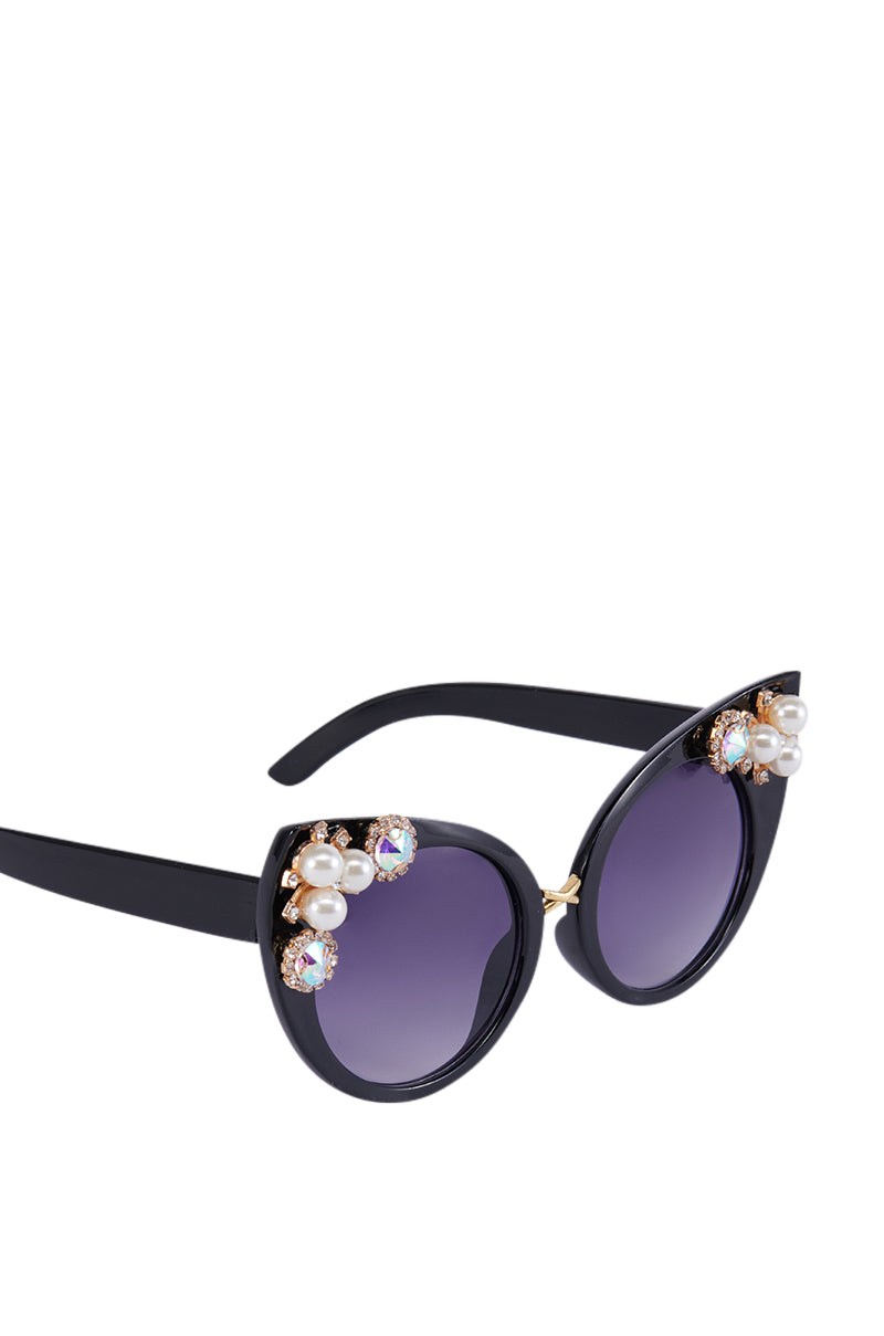 Detail View Elevate Me Sunglasses