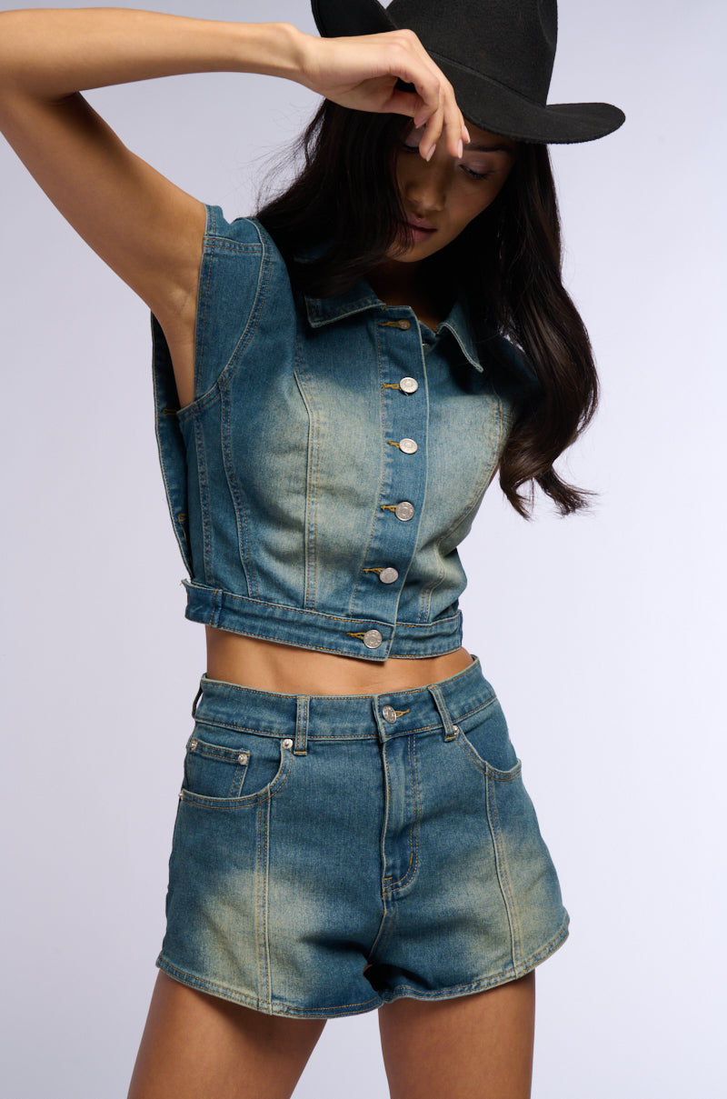 Detail View Geena Washed Denim Short