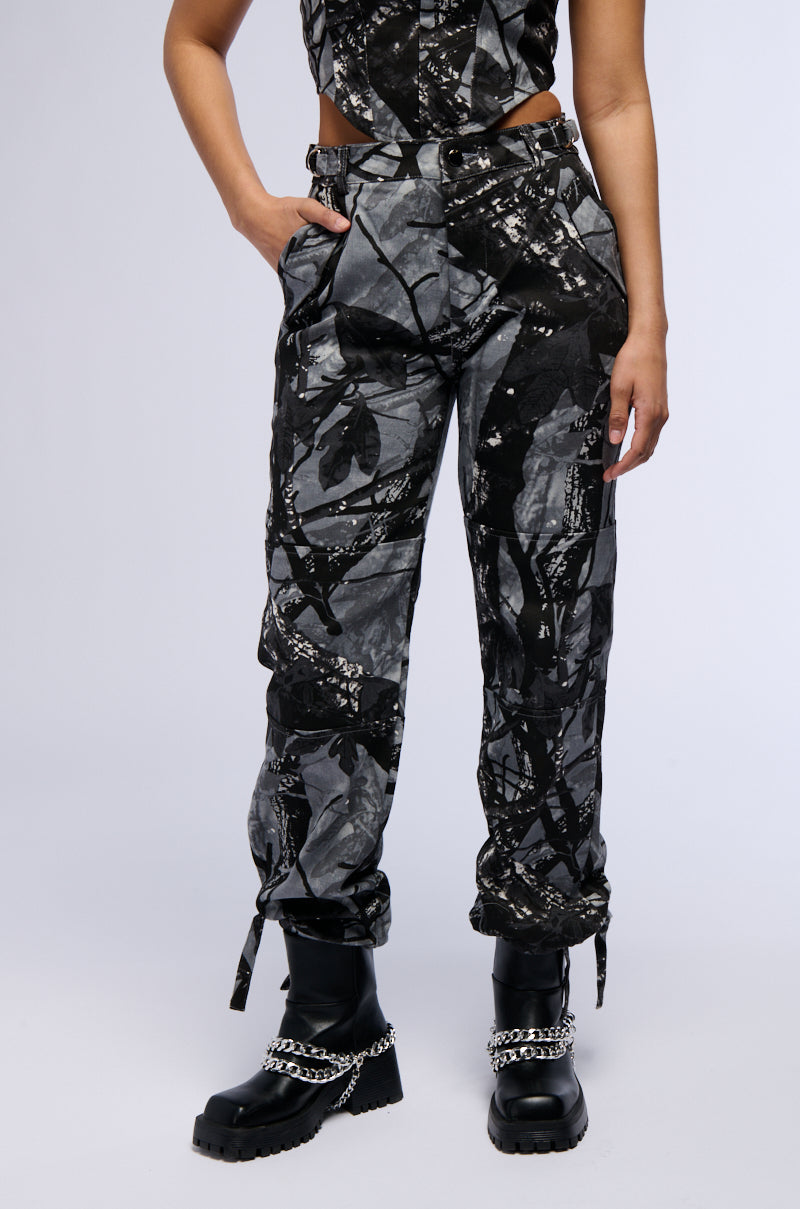 Side View Grounded Energy Printed Woven Wide Leg Cargo Pant 1