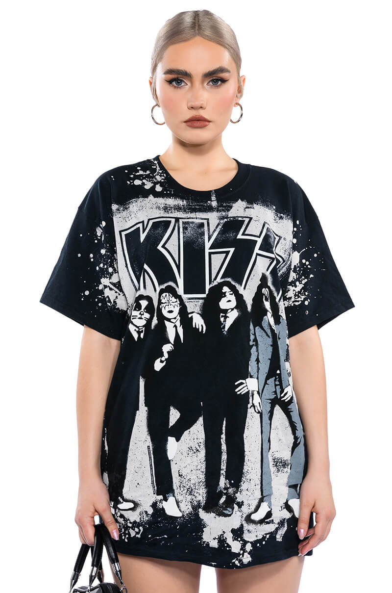 Front View Kiss Short Sleeve Graphic Band Tee