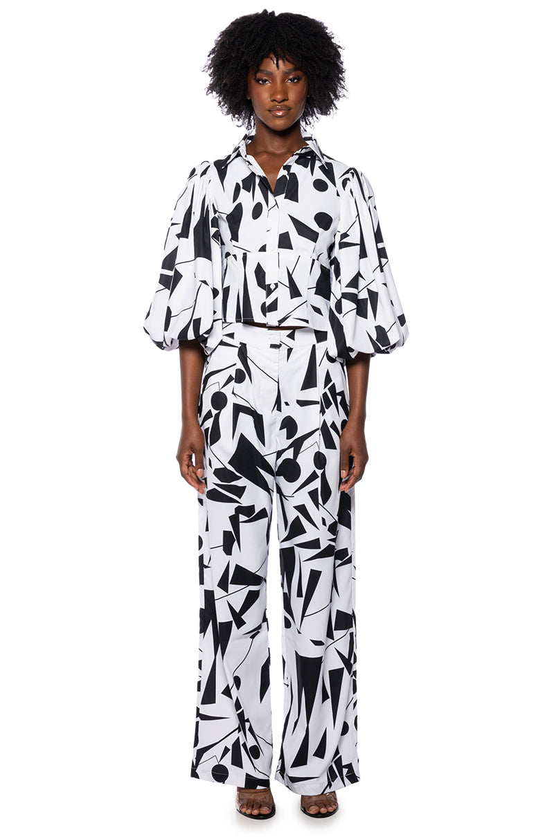 Extra View Lennon Printed Puff Sleeve Open Back Button Down Blouse