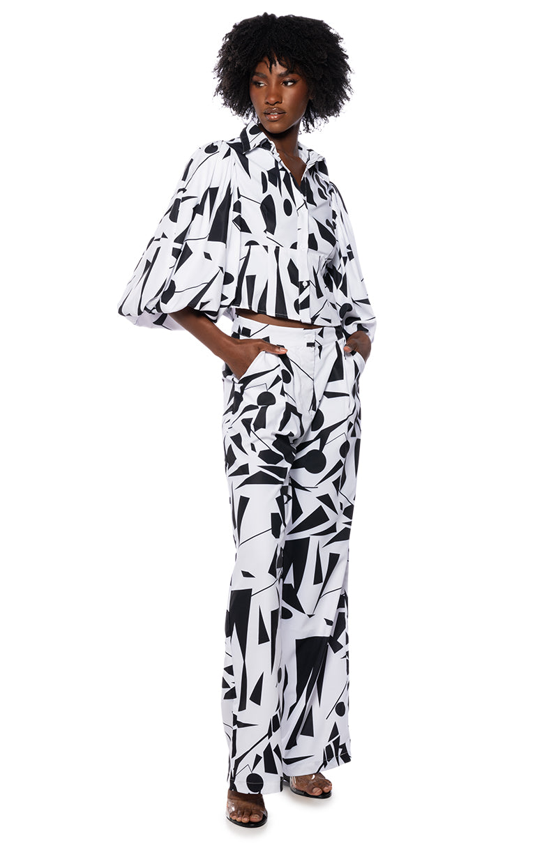 Extra View Lennon Printed Puff Sleeve Open Back Button Down Blouse