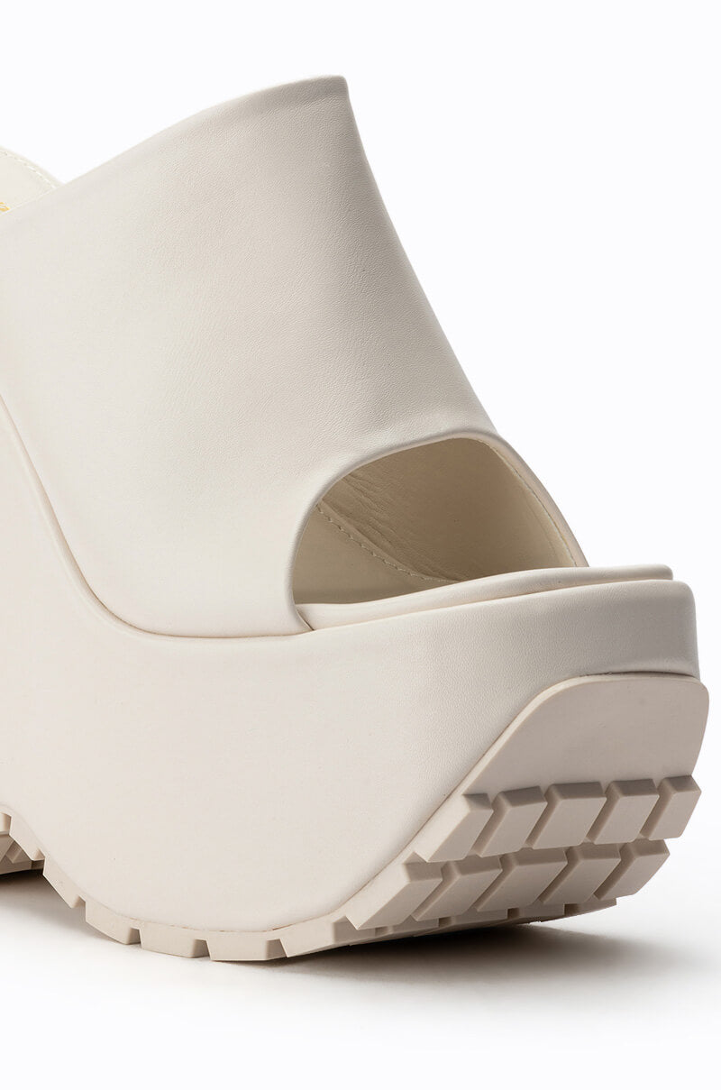 Full View Meanie Chunky Mule In Cream