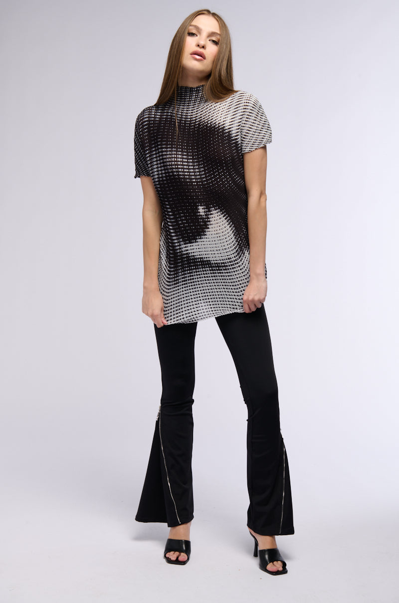 Extra View Never Distracted Textured Short Sleeve Mock Neck Tee