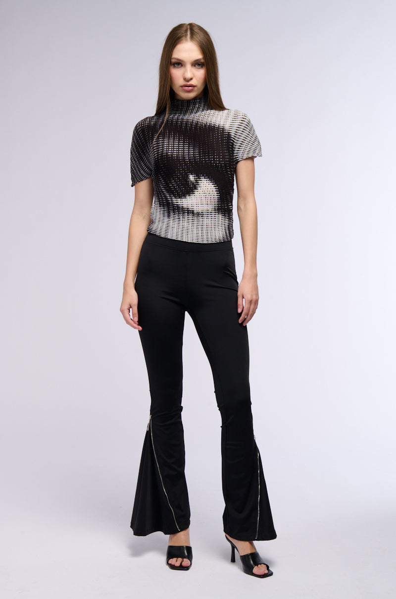 Extra View Never Distracted Textured Short Sleeve Mock Neck Tee