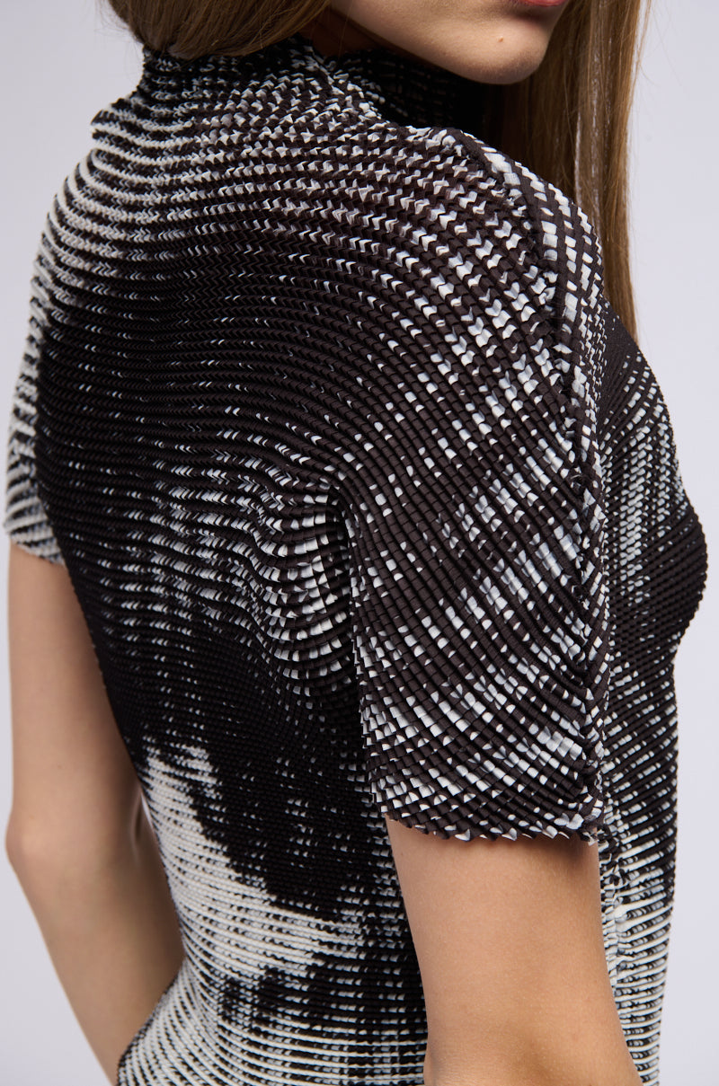 Extra View Never Distracted Textured Short Sleeve Mock Neck Tee