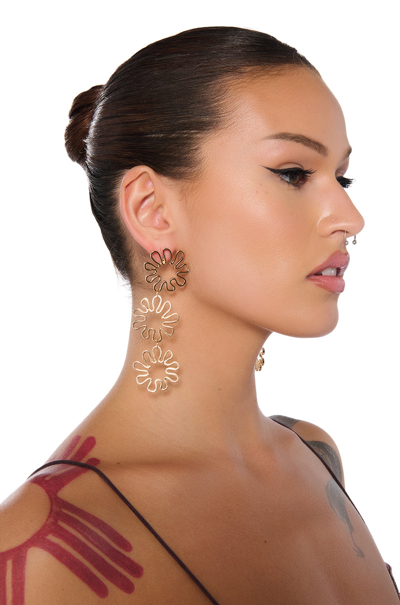 OUT IN THE SUN EARRING IN GOLD view 0