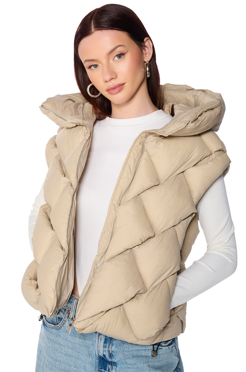 Side View Paddington Weave Puffer Vest In Tan 2