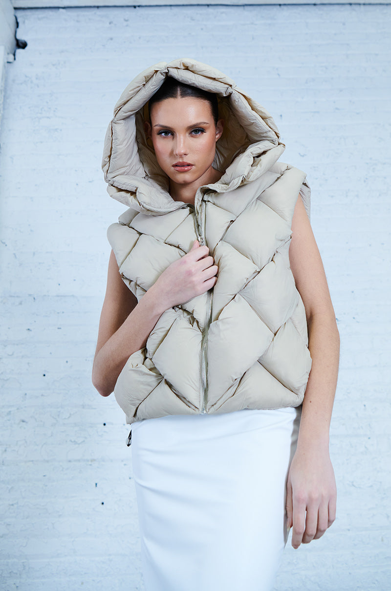 Extra View Paddington Weave Puffer Vest In Tan 1