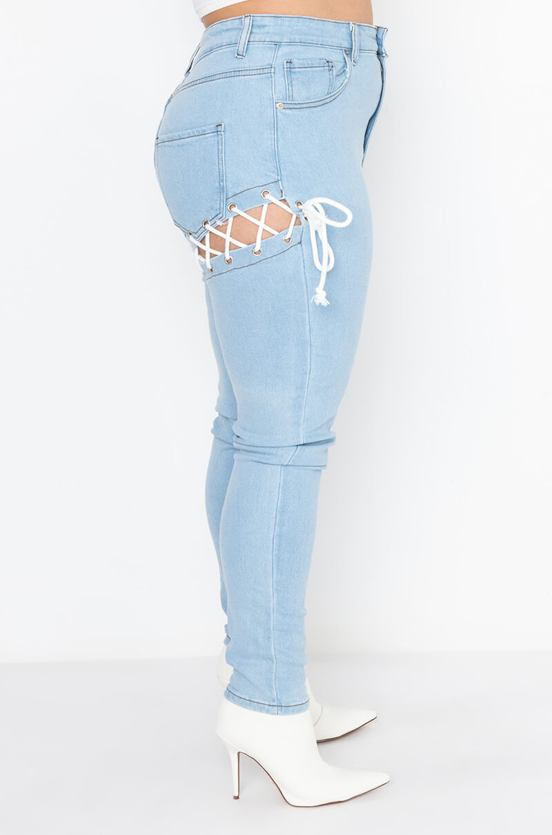 Side View Peek-a-booty Skinny Jeans 3