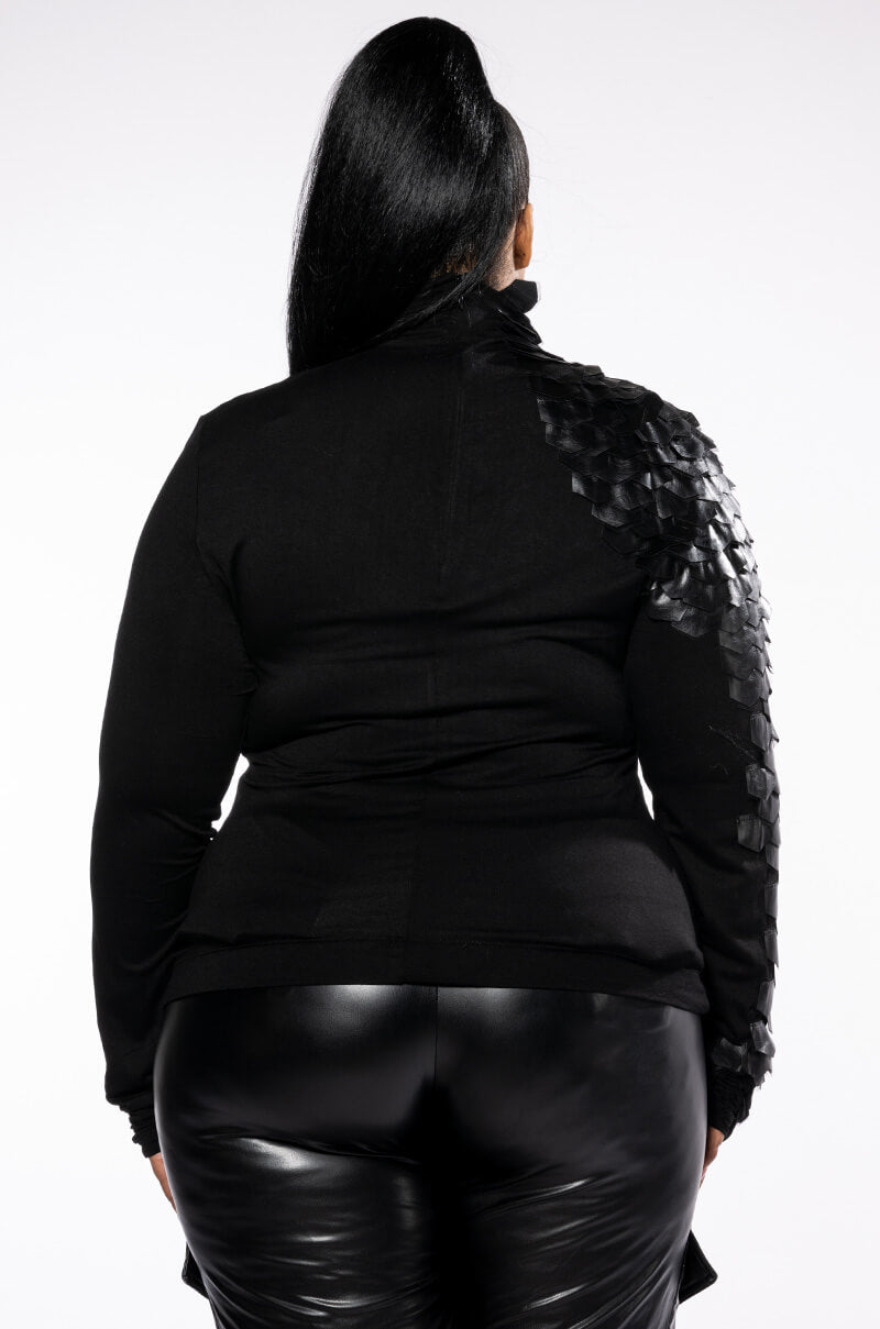 Extra View Plus Meet In The Middle Long Sleeve Scale Top