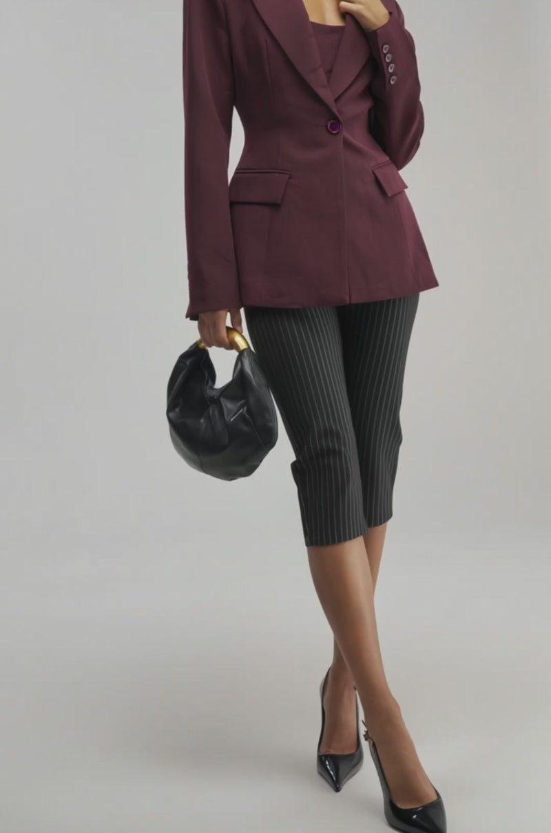 Video of a woman modeling the EVERYDAY LUXE BLAZER IN BURGUNDY.