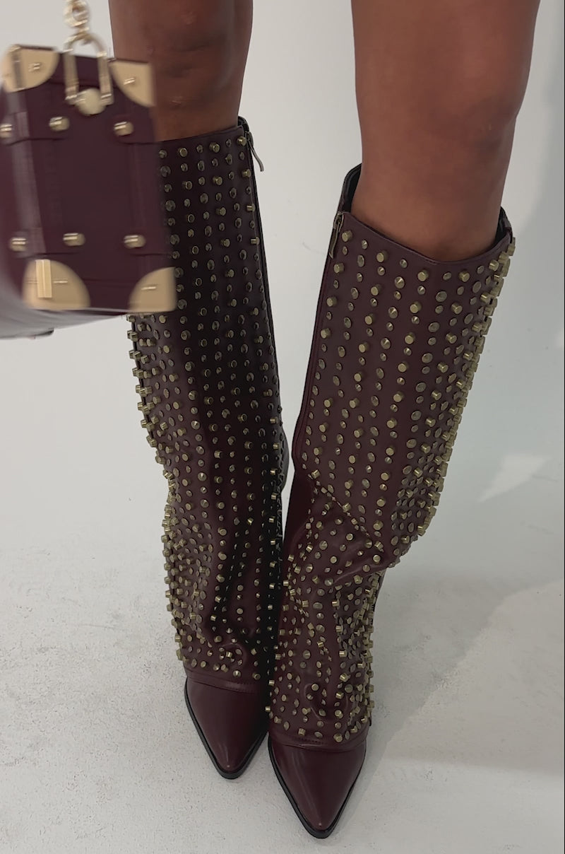Video of woman modeling the AZALEA WANG AGUSTUE Burgundy Studded Western Boots and a matching burgundy handbag with gold hardware