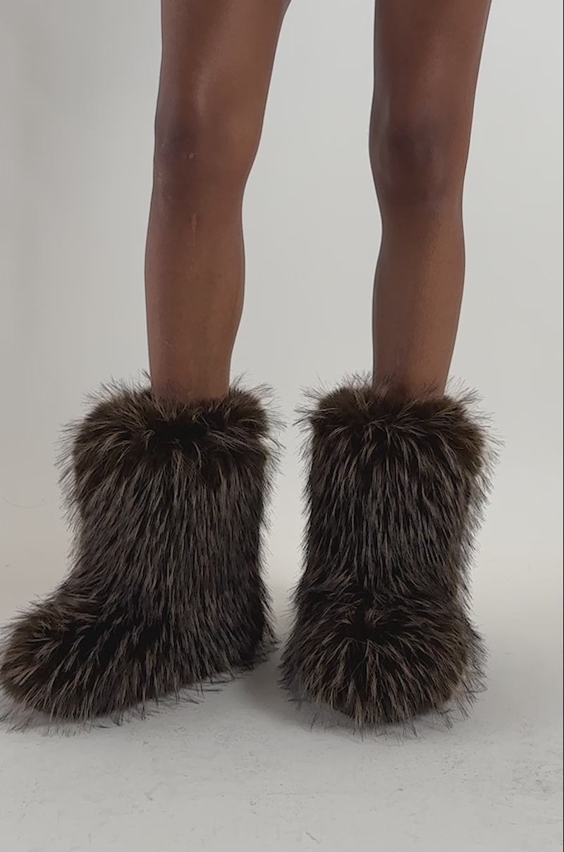 Video of a woman modeling the AZALEA WANG LENIX BROWN MULTI FLAT FUR BOOTIE.