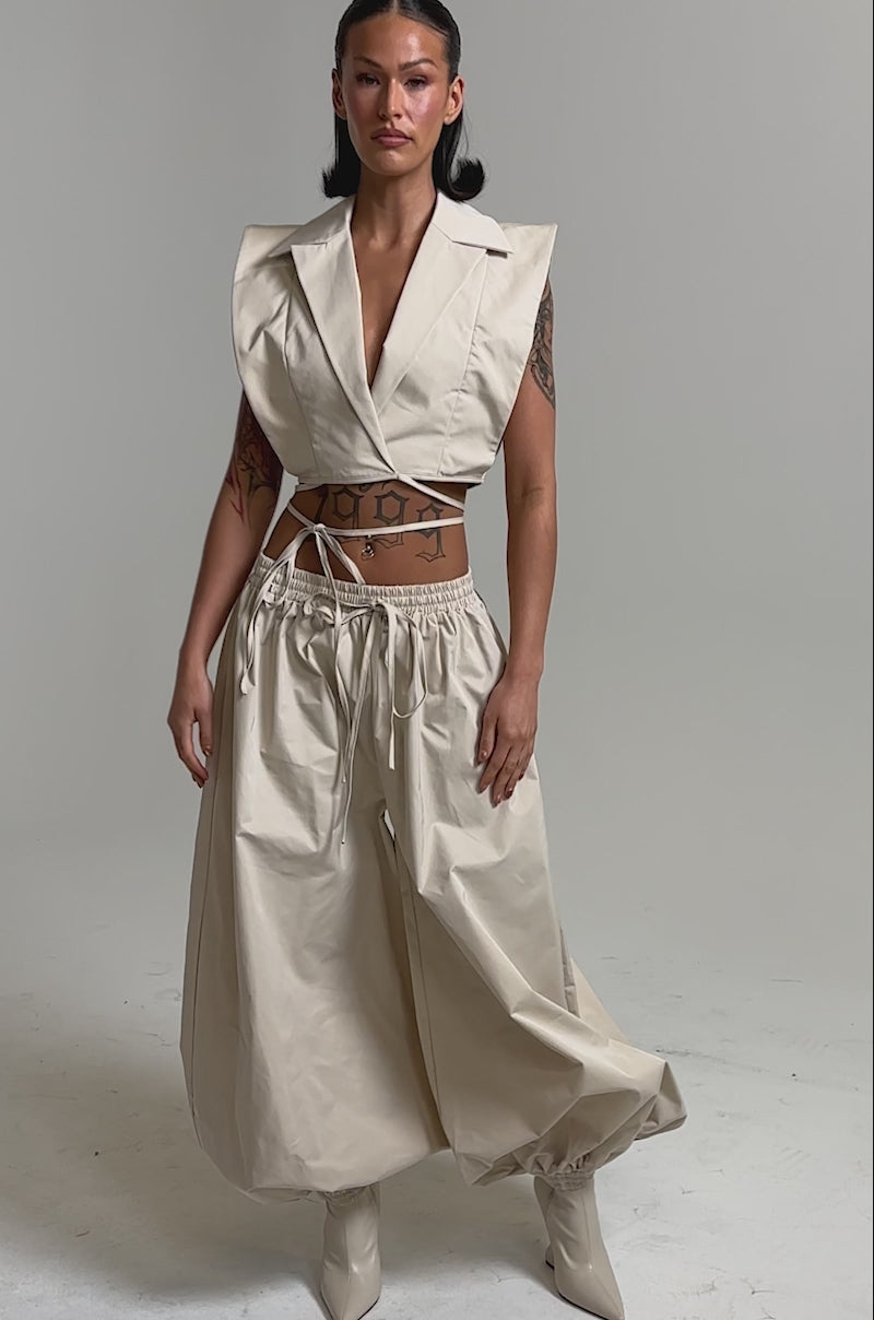 A video of a woman in the GUESS WHO BALLOON PANT, featuring a relaxed high-rise fit.