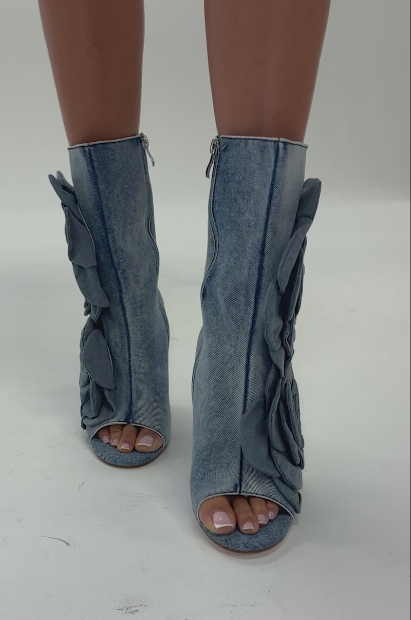 ルドゥーテ　Hortensiaあじさい AZALEA WANG DELMARE DENIM FLORAL OPEN TOE BOOTIE – AKIRA