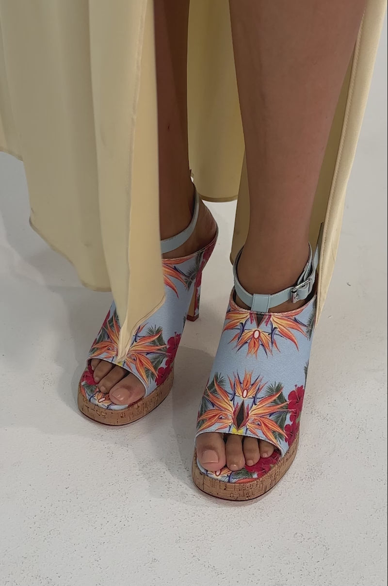 A video of a person in the AZALEA WANG MAELIE MULTI FLORAL STILETTO SANDAL.