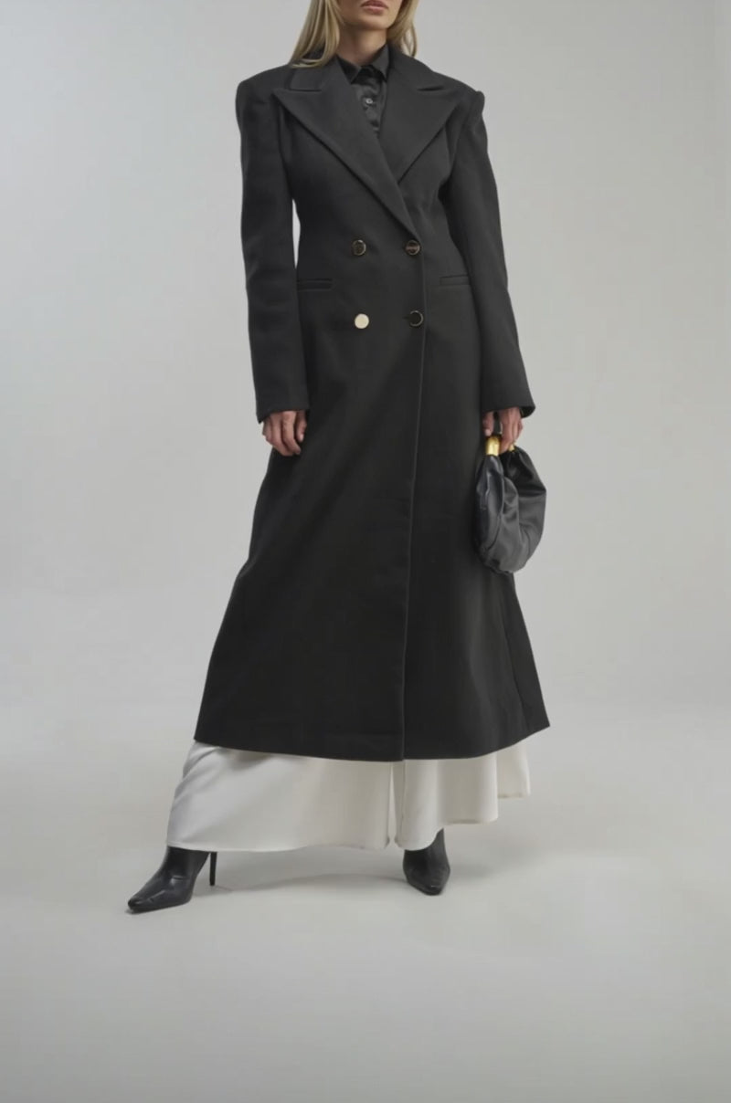 Video of a woman modeling the SCARLETT LUXE TRENCH COAT IN BLACK.