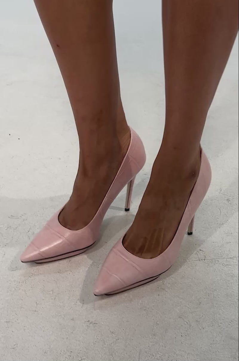 Video of woman modeling the AKIRA GOLD SKYSCRAPER PINK PLATFORM PUMPS