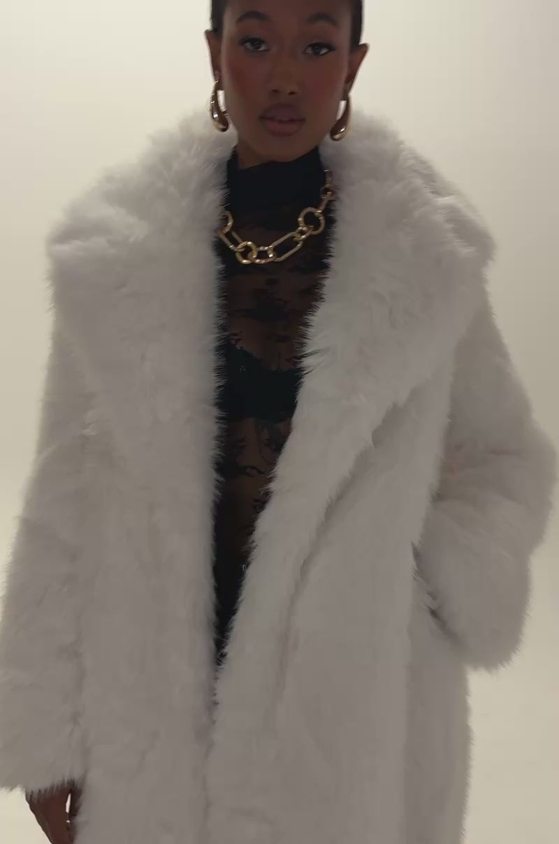Video of a woman modeling the OSLO FAUX FUR COAT IN WHITE.