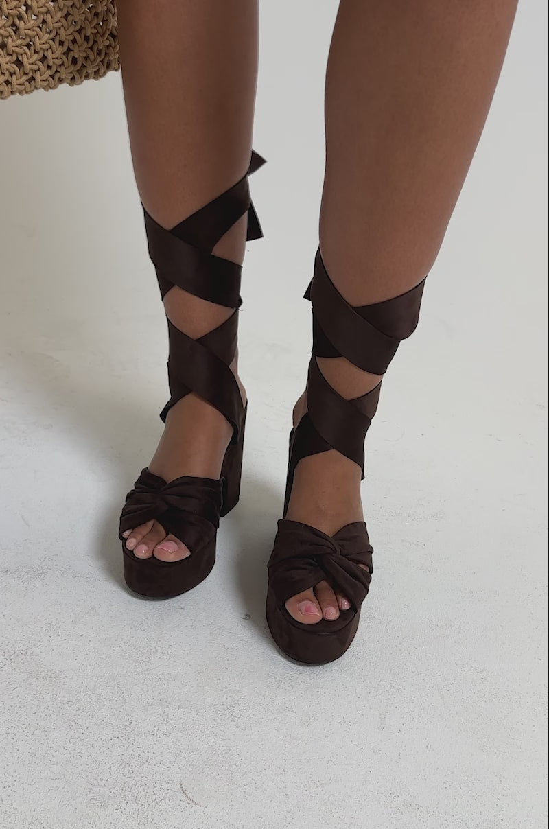 アフロディアナ saki AZALEA WANG SAKI CHOCOLATE CHUNKY WRAP UP SANDAL – AKIRA